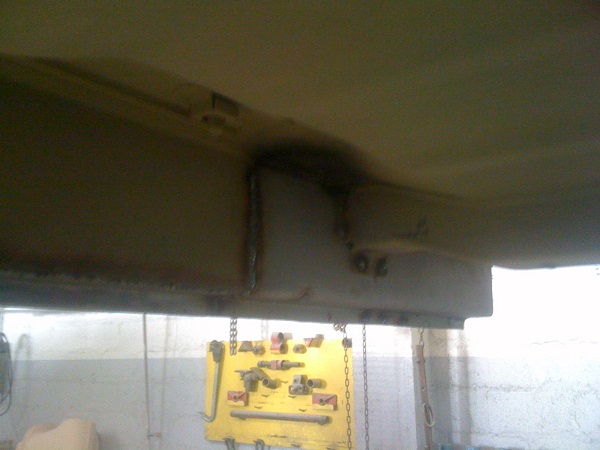 bas de caisse avant gauche( coté intérieur )