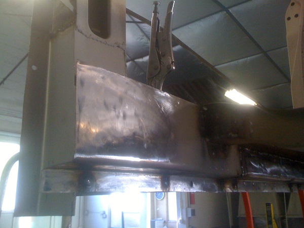 bas de caisse droit ( coté intérieur )