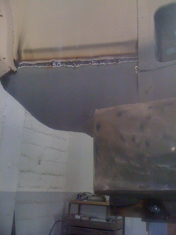 bas de caisse avant droit ( vu intérieur )