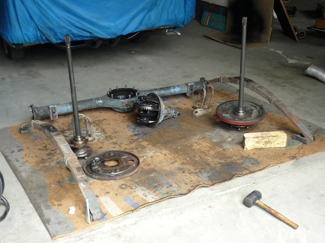 démontage avant décapage et sablage pour les lames d'amortisseur