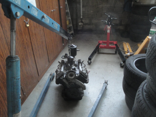 Voila le moteur est sortie grâce a Gilbert qui ma motiver et ma aider a mettre la voiture sur le pont