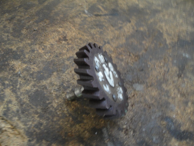 Je me pose le question mettre ce pignon qui est de 1900? mais d'origine Simca   Ou un de refabrication monter sur l'axe par ?