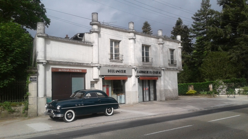rdv  jeudi matin avec mes camarades devant  un garage des années 30 reconverti en boulangerie en face du château de la Ferté St Aubin.<br />Pour l'occasion j'ai sorti mon coupé Vedette 52