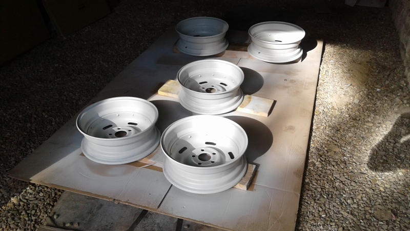 après le sablage et anti rouille, et remplacement de quelques clips de fixation pour les enjoliveur et apprêt garnissant