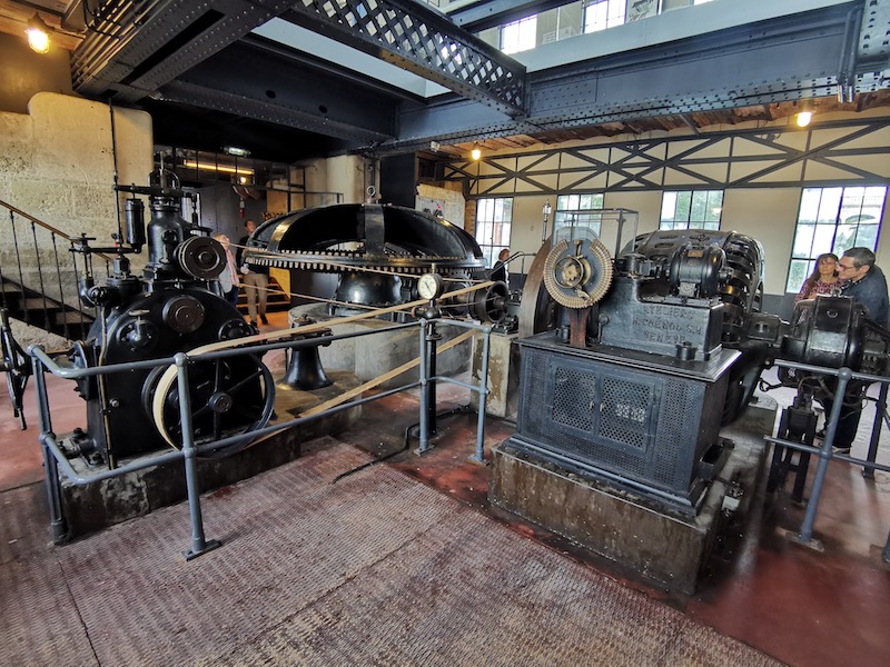 Salle des turbines avec entrainement des alternateurs