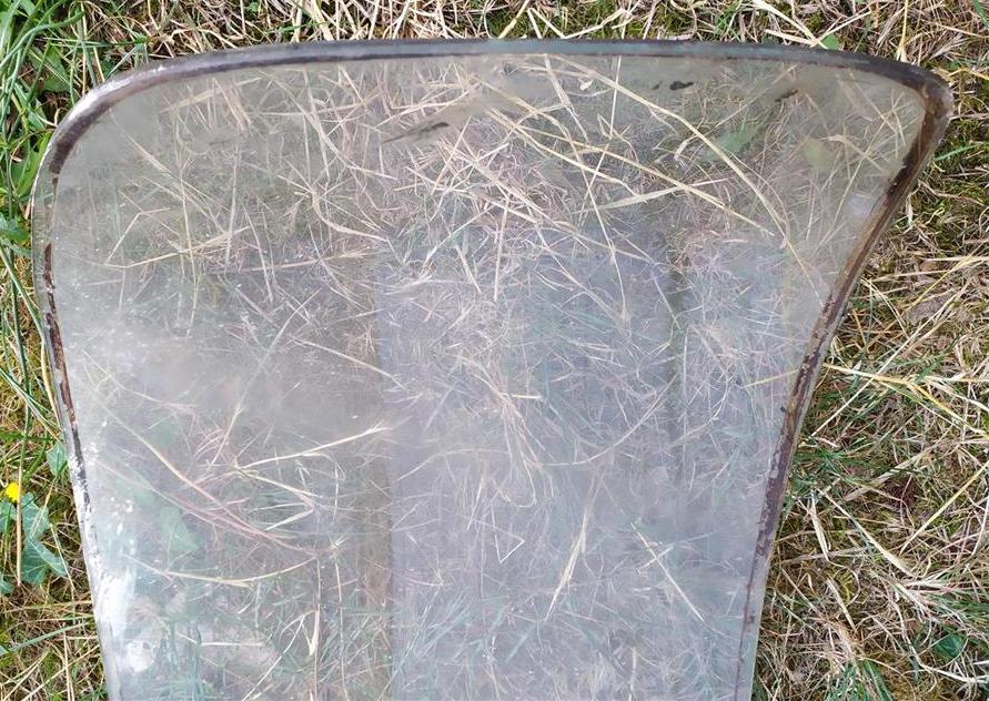 pare brise (1) (Medium).jpg