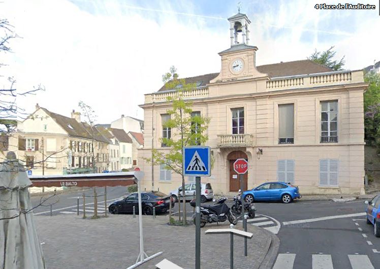 Montmorency place de l'auditoire.JPG