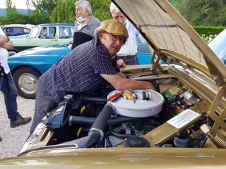 Je me demande ce qu'il recherche sous ce capot!