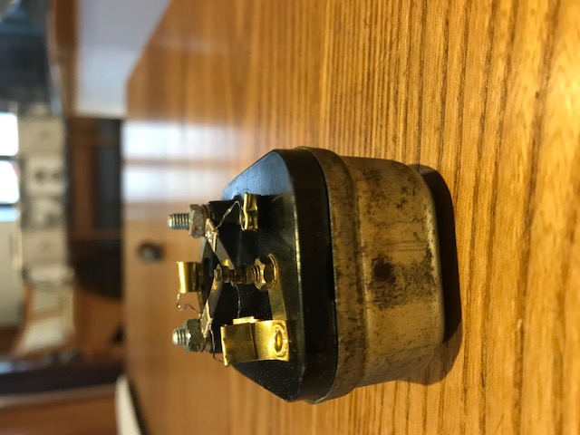 Une vue de l'intérieur de la centrale avec la vis de règlage