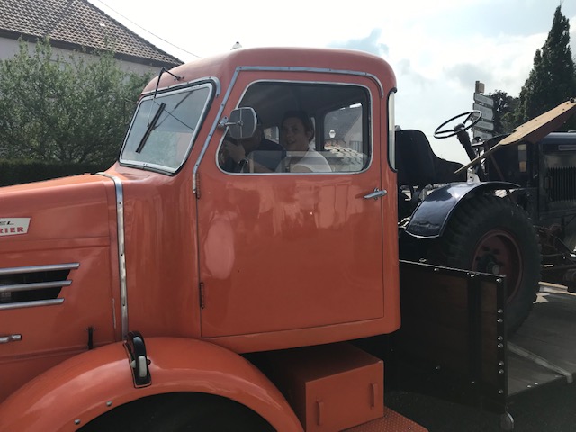 Le chauffeur est une jeune femme dans ce camion Labourier des années 50 qui a été spécialement fabriqué dans l'usine Labourier de Quingey dans le Jura pour le transport des tracteurs de la marque
