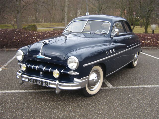 La même voiture après restauration avec l'immatriculation