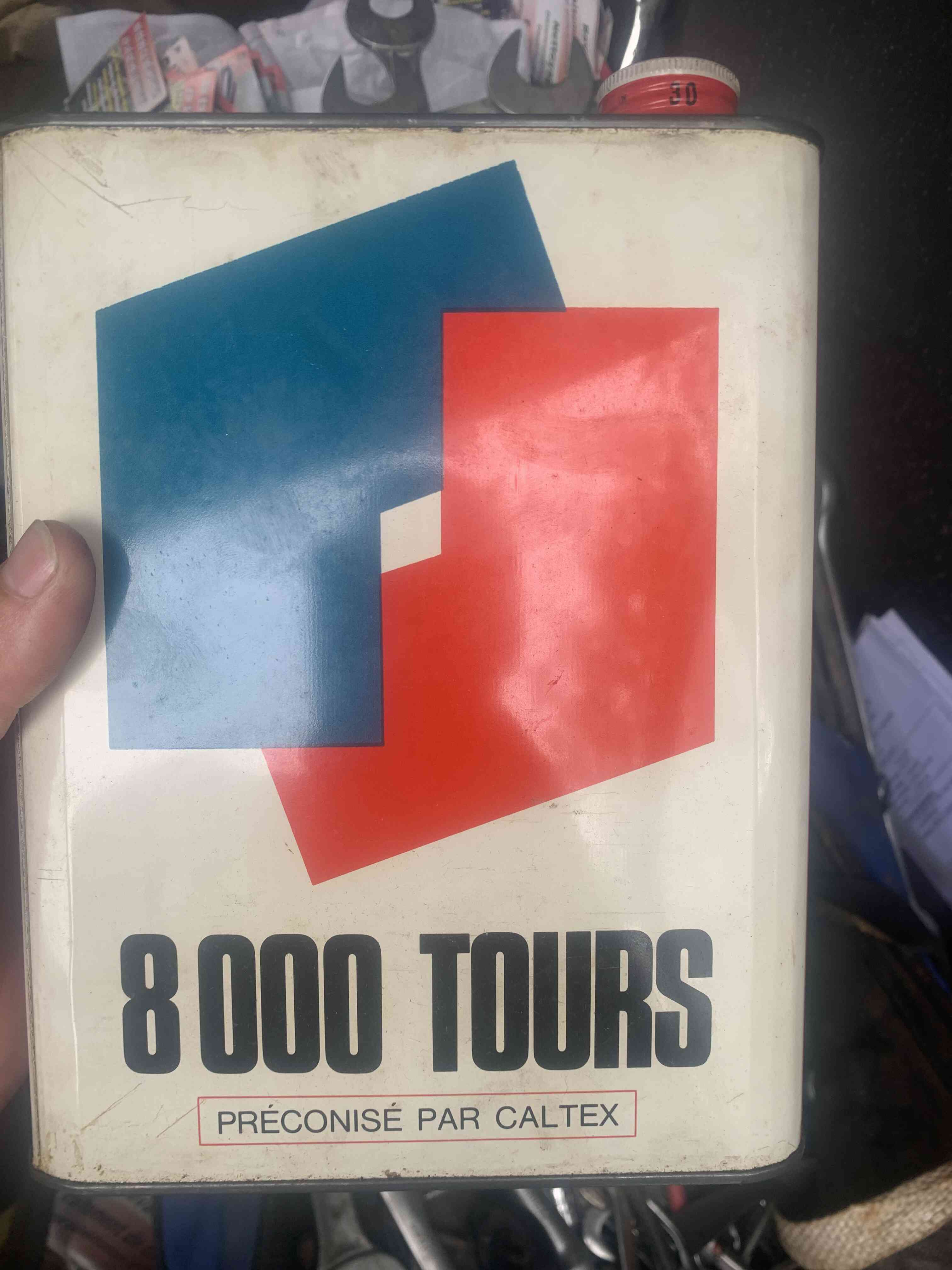 Petit bidon d’huile qui était dans la voiture