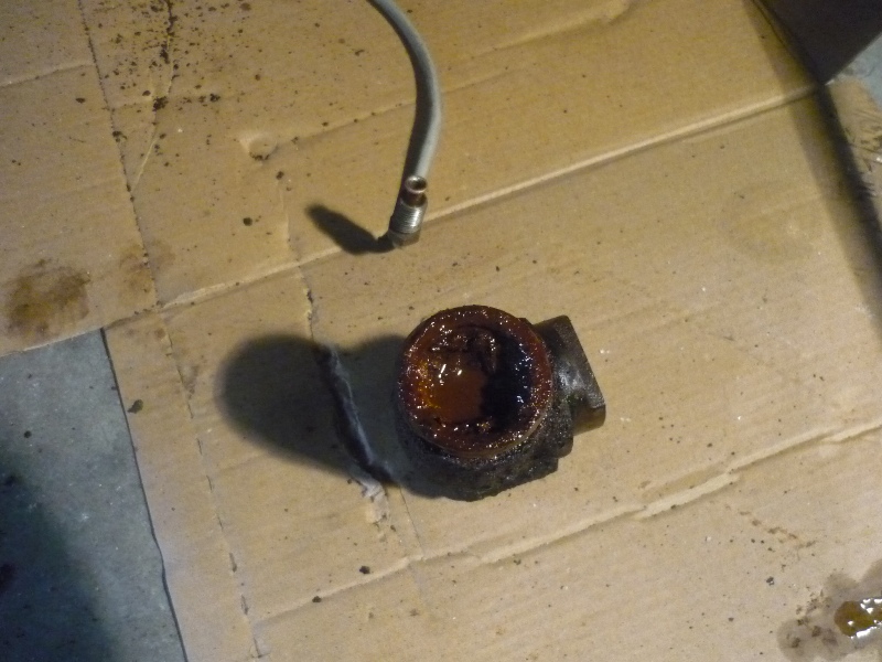 Voilà l'état de cylindre de roues après des années d'immobilisation, dommage le circuit de frein avait été complètement refait les pièces sont pratiquement neuves mais inutilisables.<br /> et dire que le garagiste ne voulait même pas purger le circuit!