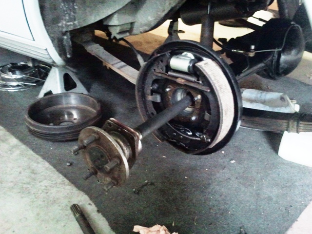 Démontage de l'arbre de roue gauche.