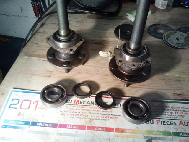 Les nouveaux roulement sont montés ainsi que de nouveaux joints spi (j'ai aussi viré la bague étanche coté intérieur pour que l'huile du pont puisse y accéder).