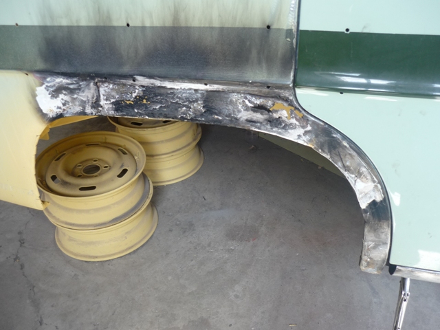 en grattant l'aile arrière petite surprise! il manque carrément un bout de l'aile qui a été bouché par du mastic (1 cm ) on est directement sur le passage de roue